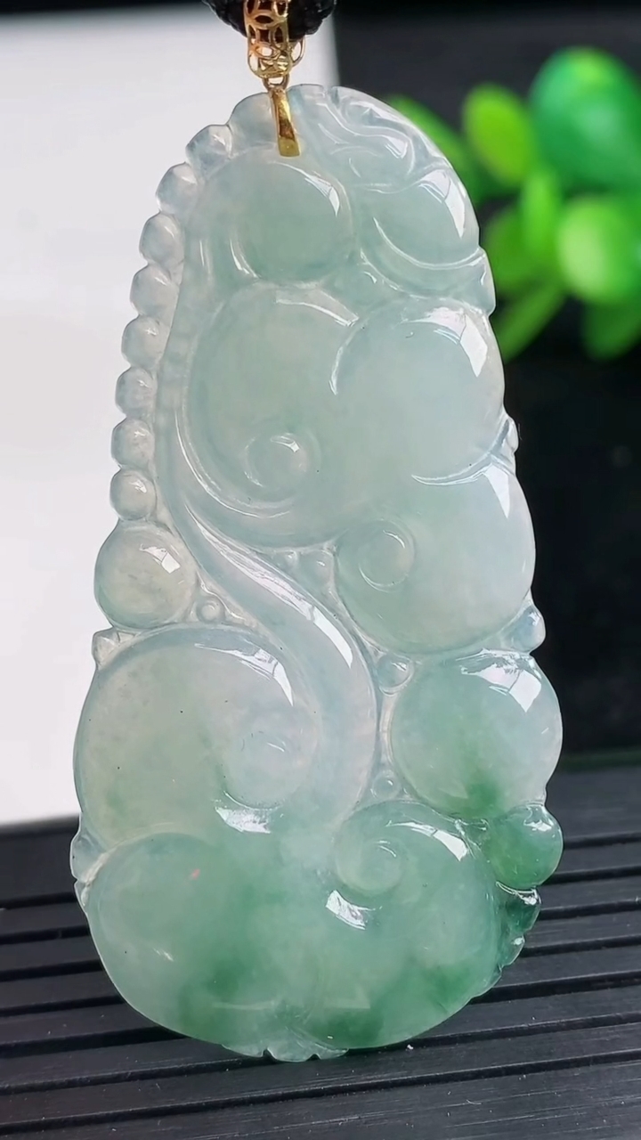 天然A货翡翠18K金飘花如意吊坠尺寸53-26.1-2.9重量:7.62g
3月27日