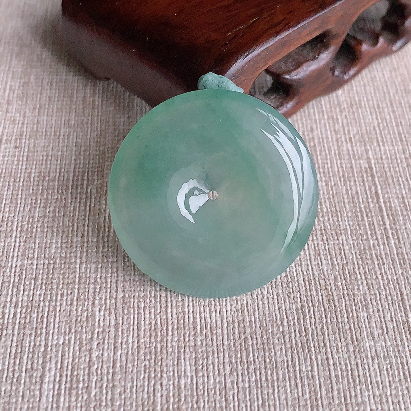 天然A货翡翠晴水飘花平安扣吊坠 
尺寸32.3-6mm 重量12.83g 0326