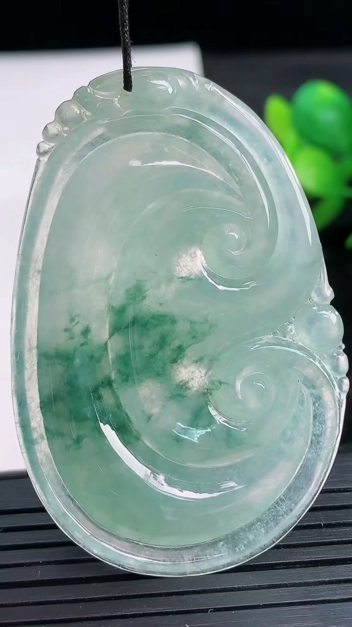 天然A货翡翠冰种飘花如意吊坠尺寸57.3-38.3-6.6重量:22.63g
3月27日