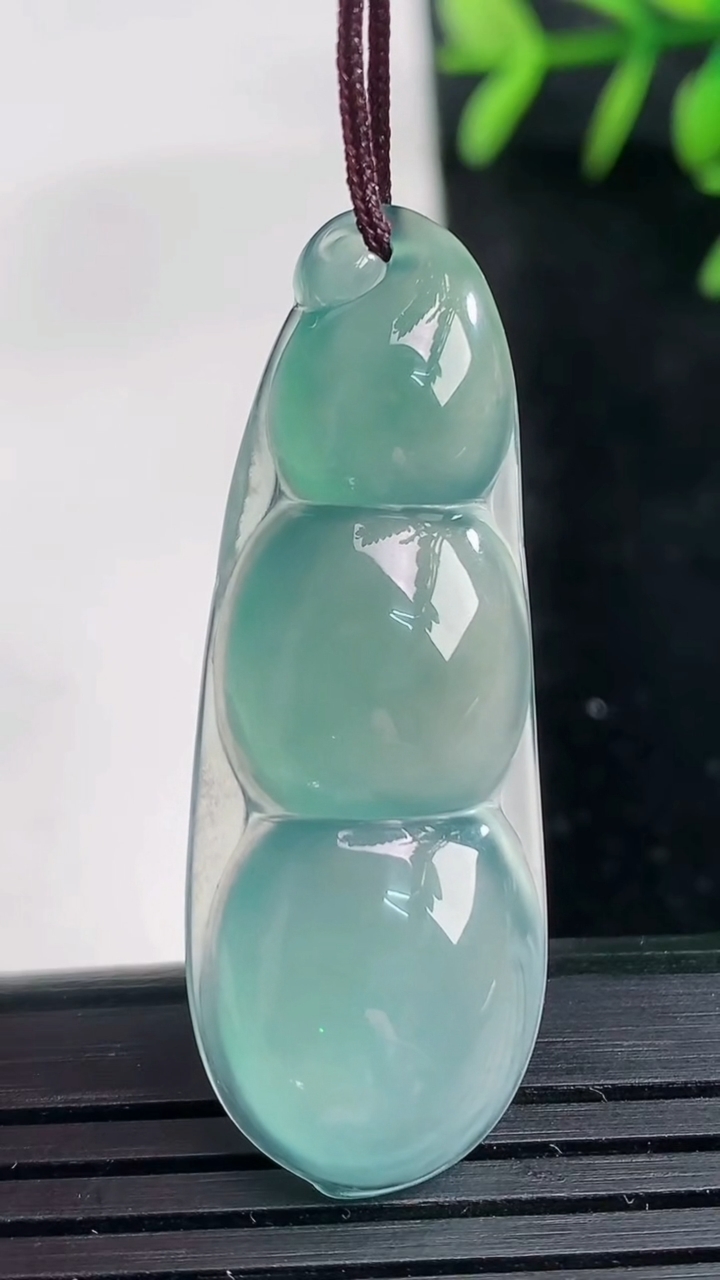 天然A货翡翠福豆吊坠尺寸42.2-15.7-5.5重量:6.11g
3月27日