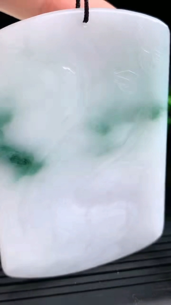 天然A货翡翠飘花祥龙大势至菩萨吊坠尺寸68-45.2-5.4重量:41.75g
3月27日