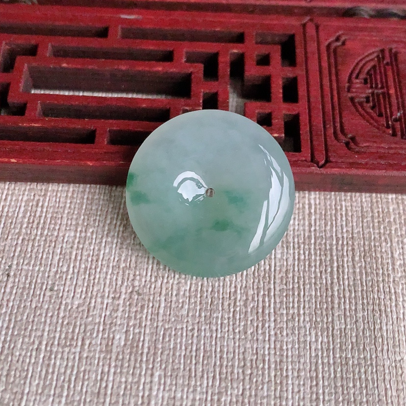 天然A货翡翠飘花平安扣吊坠 
尺寸25.2-5.8mm 重量7.60g 0326