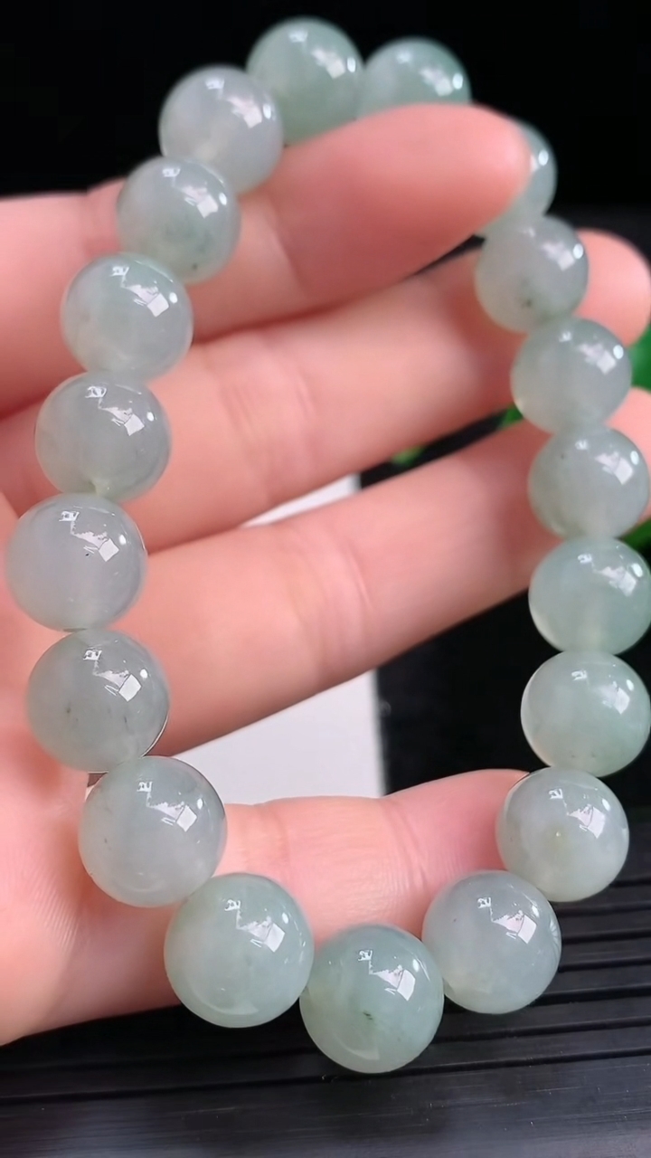 天然A货翡翠飘花圆珠手串尺寸9.7-19颗重量:31.11g3月27日
工厂直销收藏佳品,种好水足，色泽均匀，有种有色，上手高大气！