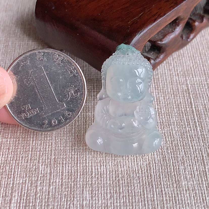 天然A货翡翠白月光宝宝佛吊坠 
尺寸31.2-22.4-5mm 重量5.76g 0326