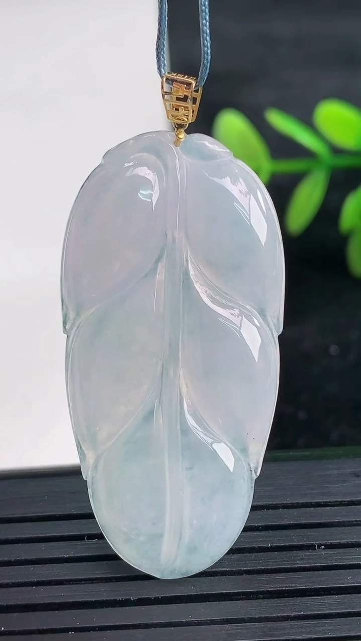 天然A货翡翠金枝玉叶 叶子吊坠尺寸42.9-21.6-4.2重量:7.93g
3月27日