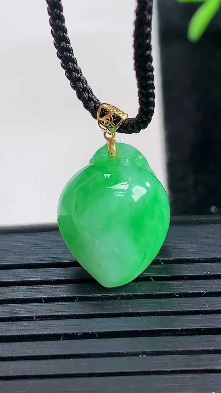 天然A货翡翠寿桃吊坠尺寸17.8-14-8.6重量:3.45g
3月27日