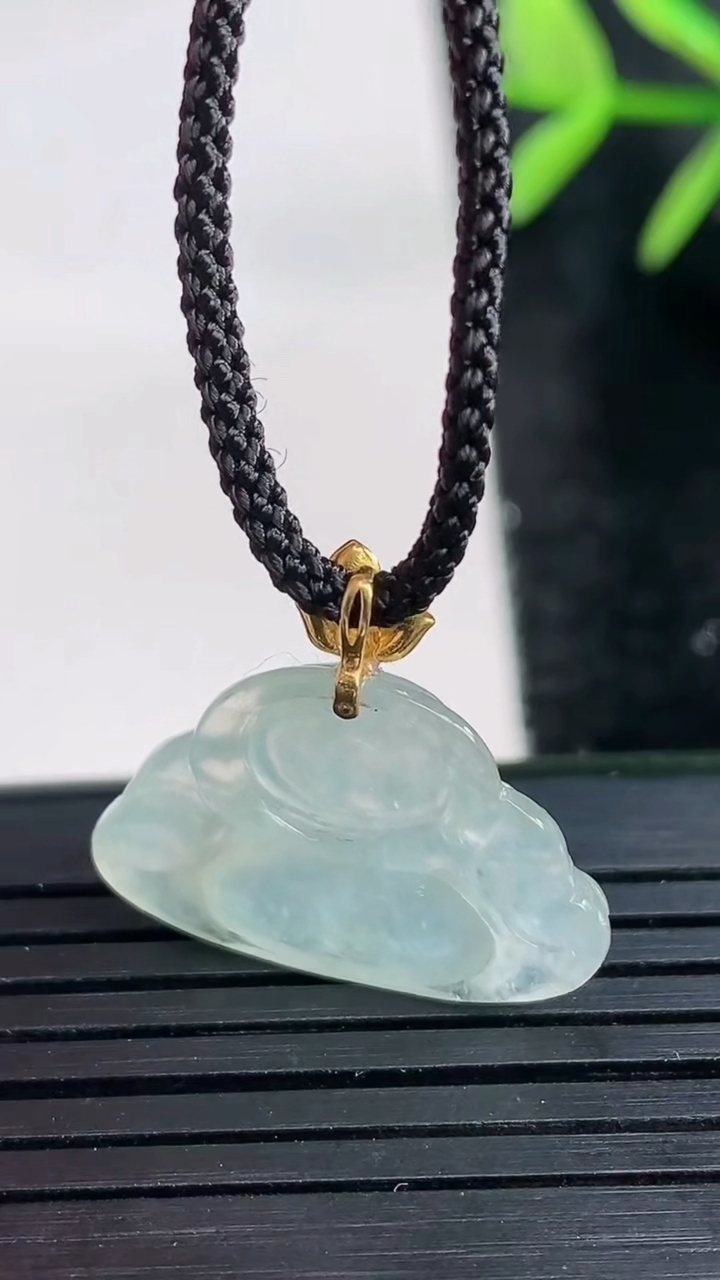 天然A货翡翠种白冰佛公吊坠尺寸15.5-22.2-4.2重量:2.35g
3月27日