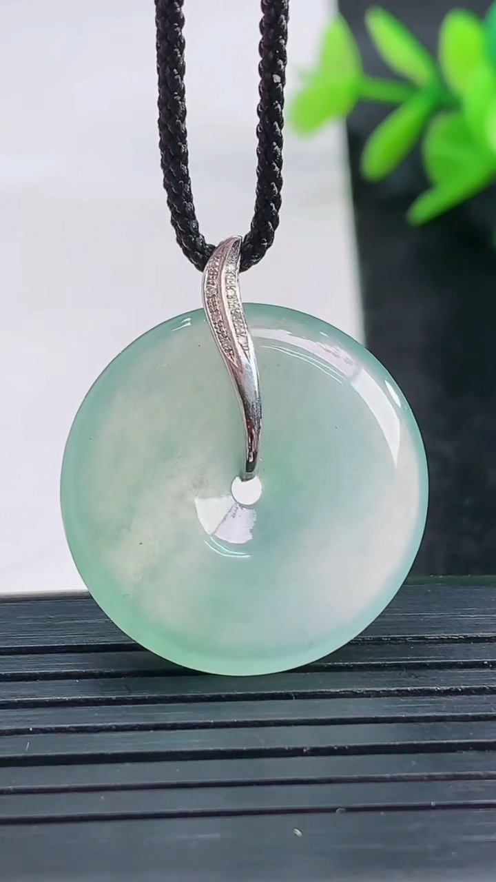 天然A货翡翠平安扣吊坠尺寸24.4-4.6重量:5.87g
3月27日