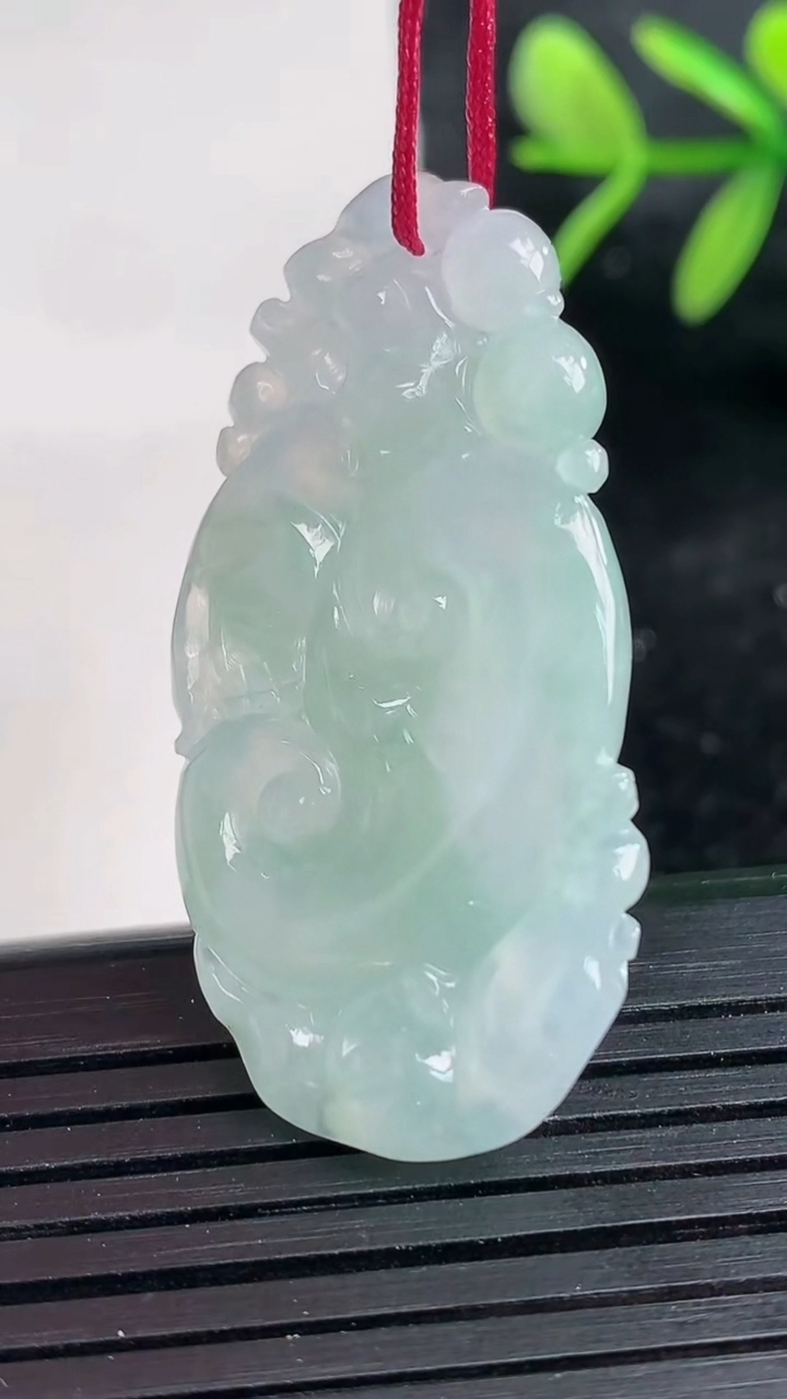 天然A货翡翠如意吊坠尺寸40.3-19.1-5.1重量:8.03g
3月27日