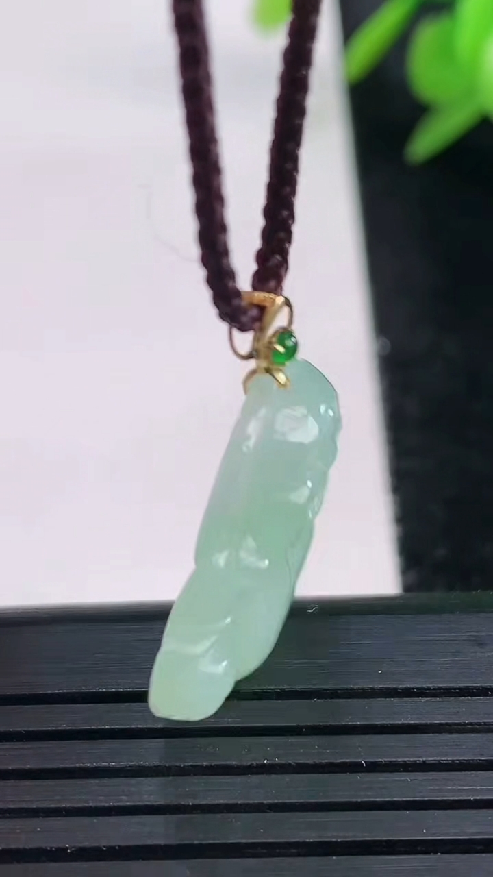 天然A货翡翠佛公吊坠尺寸21.6-24.8-5.6重量:4.35g
3月27日