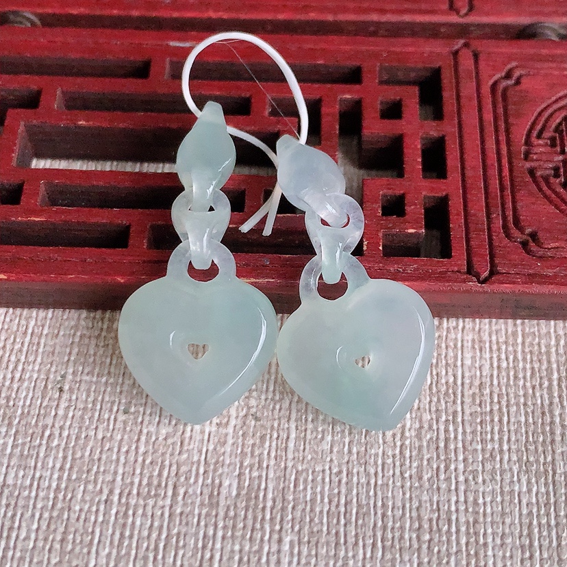 天然A货翡翠晴水爱心吊坠一对 
尺寸33.8-15.3-5.5mm 重量7.14g 0326