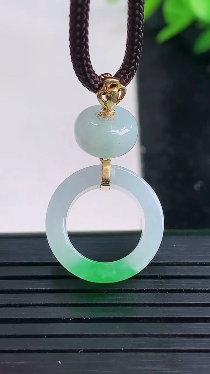 天然A货翡翠平安环吊坠尺寸17-5.6重量:3.61g
3月27日