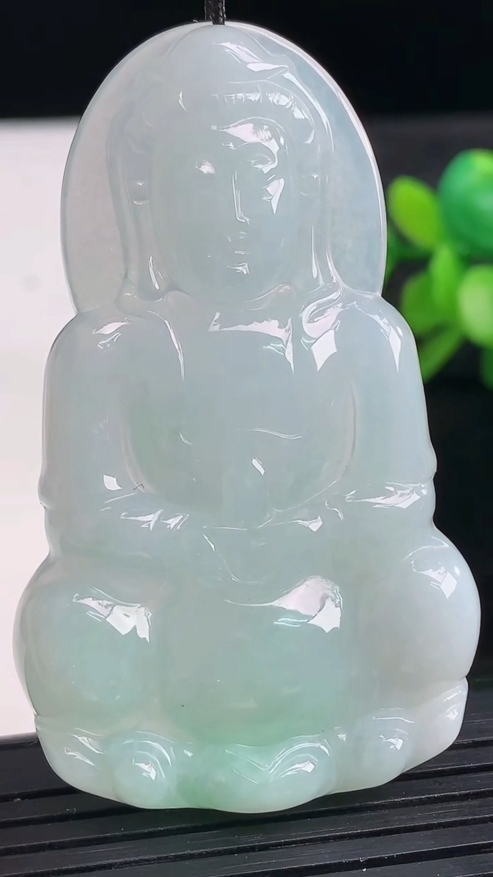 天然A货翡翠观音菩萨吊坠尺寸61.1-36.9-5.9重量:22.36g
3月27日