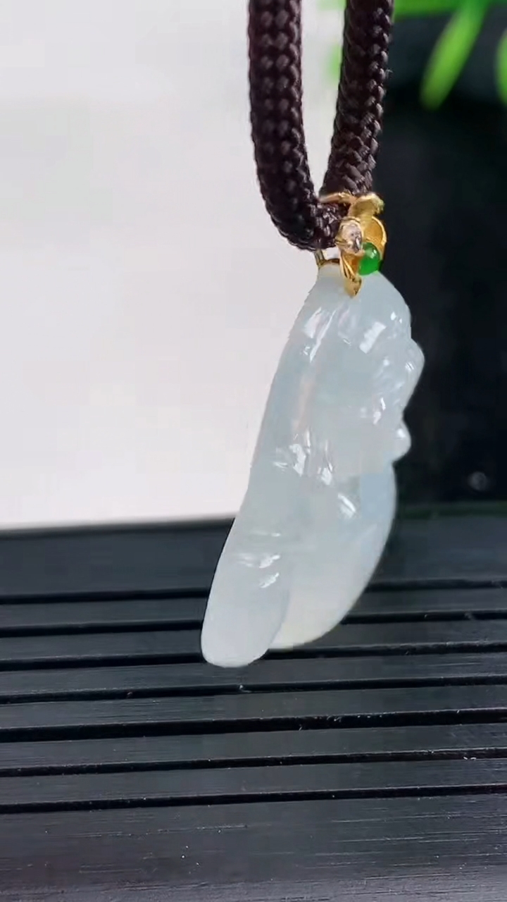 天然A货翡翠种白冰佛公吊坠尺寸24.1-25.8-6.1重量:5.91g
3月27日