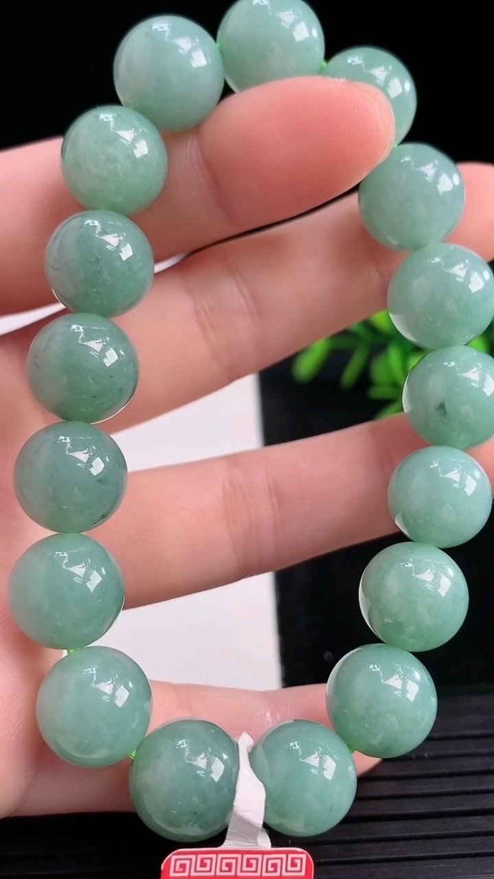 天然A货翡翠圆珠手串尺寸11-17颗重量:45.32g3月27日
工厂直销收藏佳品,种好水足，色泽均