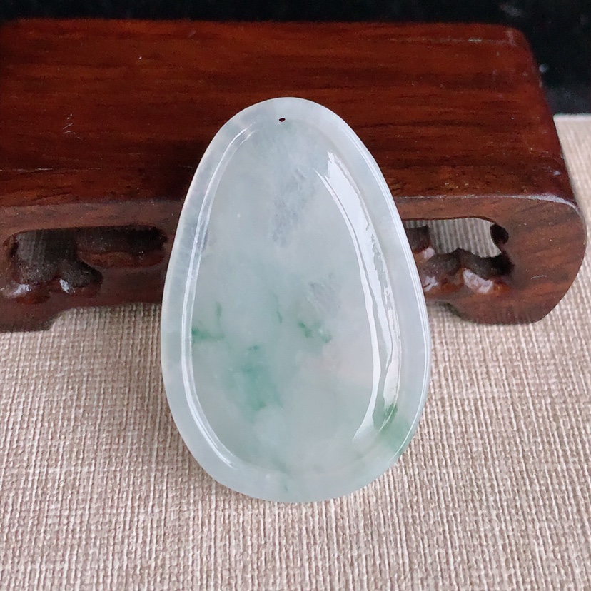 天然A货翡翠飘花大势至菩萨吊坠 
尺寸49-32.6-5mm 重量13.75g 0326