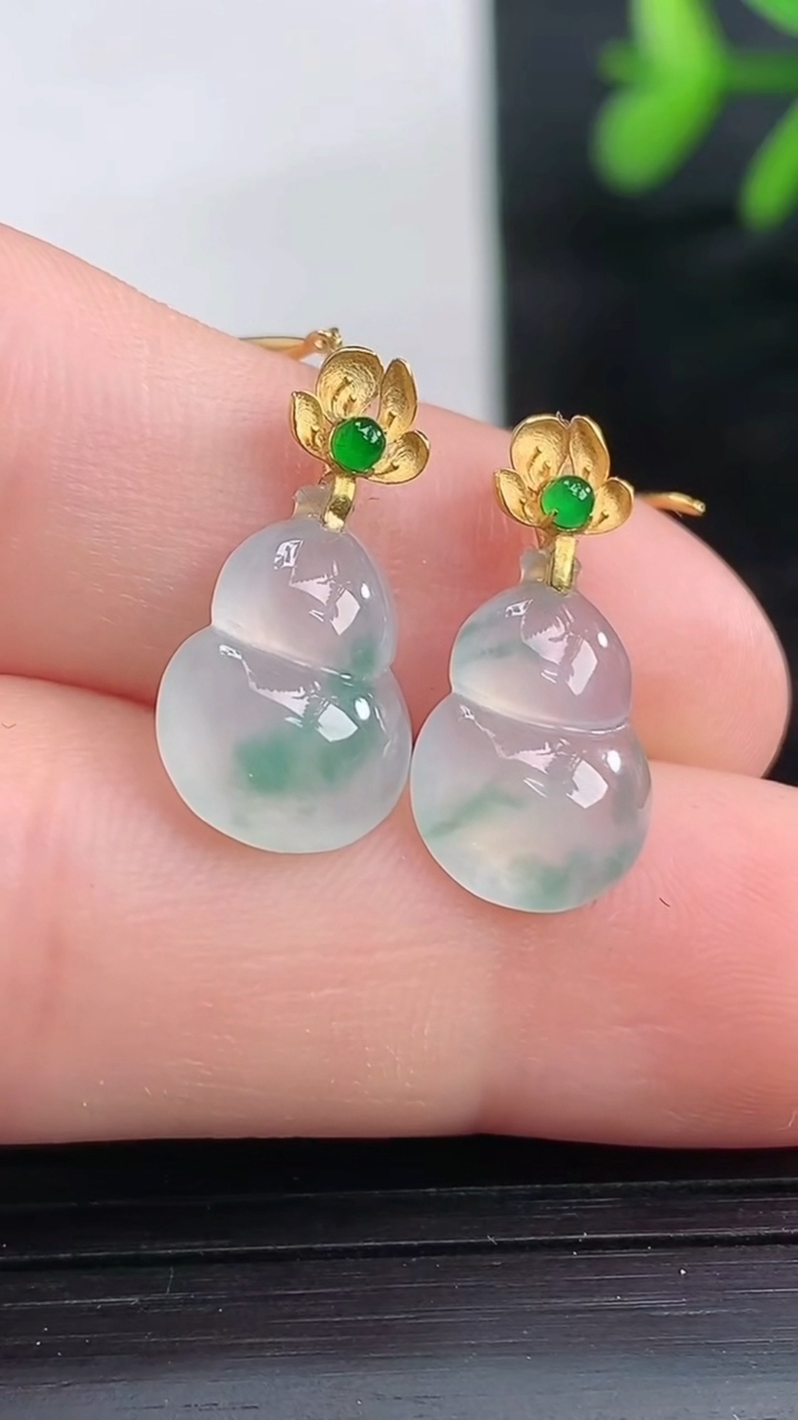 天然A货翡翠种飘花葫芦吊坠尺寸12.1-8.7-3.2重量:1.43g
3月27日