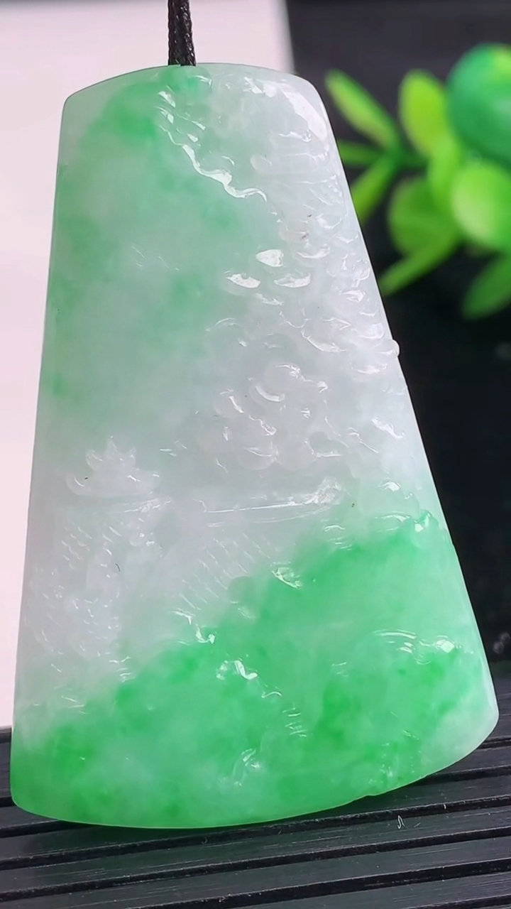 天然A货翡翠山水牌吊坠尺寸50-33.6-5.2重量:17.02g
3月27日