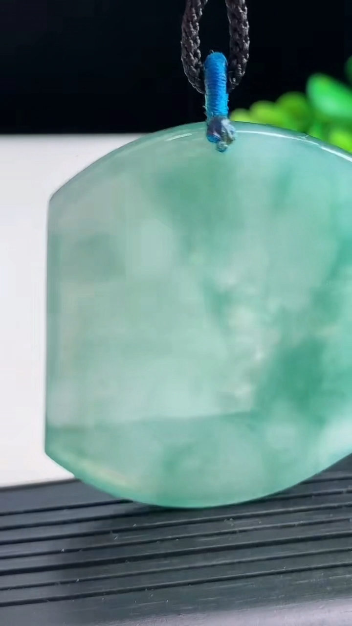 天然A货翡翠文殊菩萨吊坠尺寸55.9-46.7-5.9重量:34.40g
3月27日