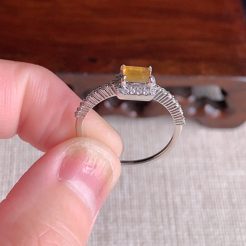 天然A货翡翠18K金伴钻镶嵌黄翡马鞍戒指 圈口17.4裸石
尺寸5-2.7mm 重量1.93g 03