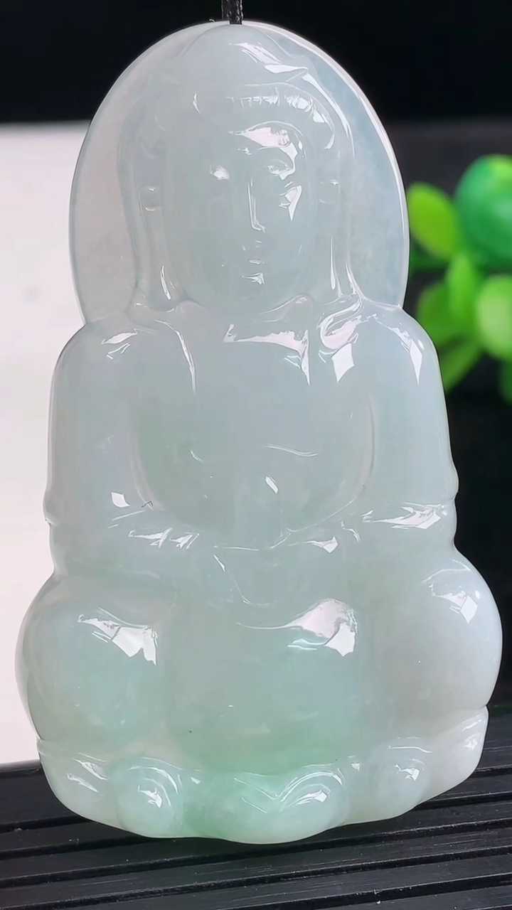 天然A货翡翠观音菩萨吊坠尺寸61.1-36.9-5.9重量:22.36g
3月27日