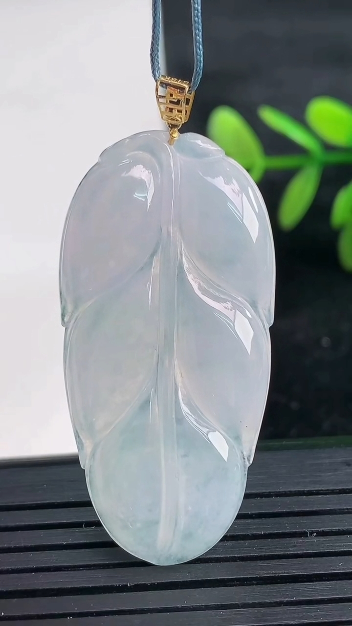 天然A货翡翠金枝玉叶 叶子吊坠尺寸42.9-21.6-4.2重量:7.93g
3月27日