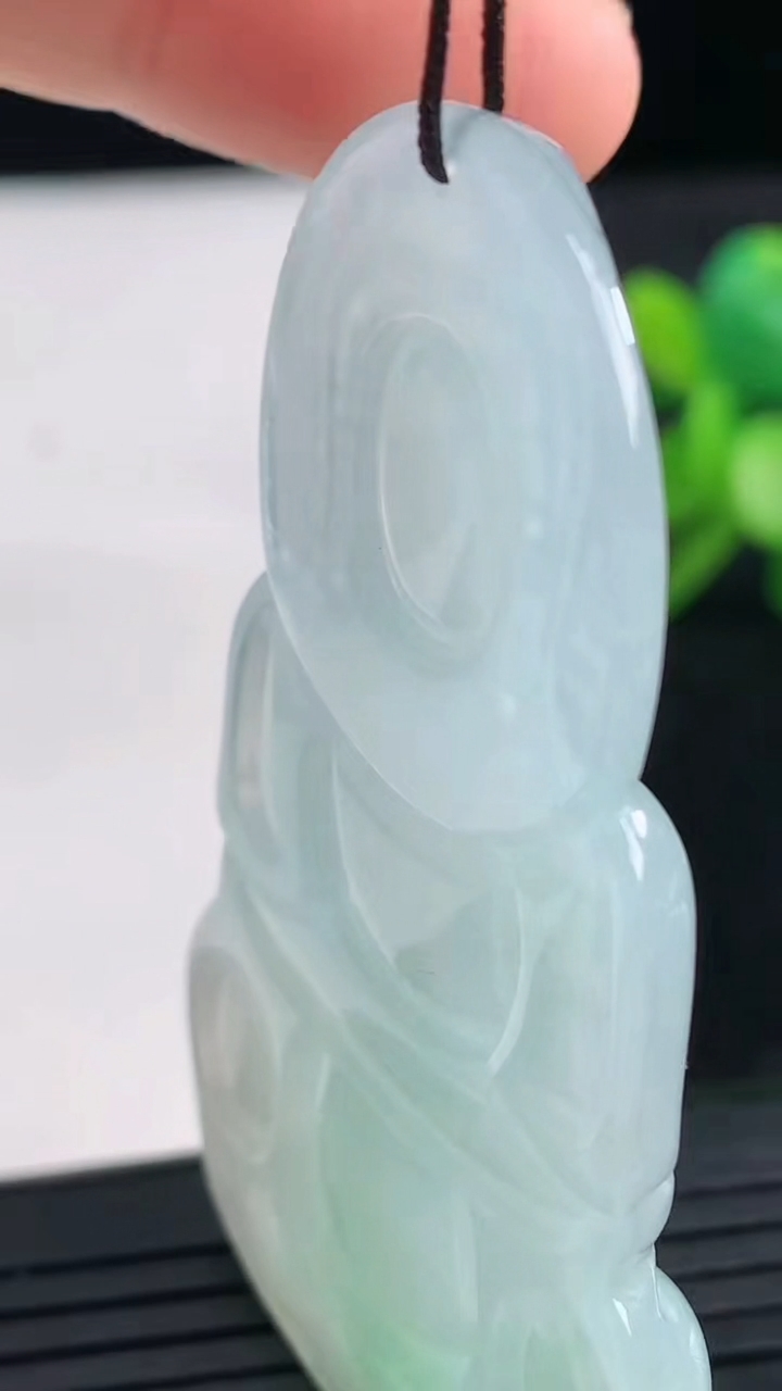 天然A货翡翠观音菩萨吊坠尺寸61.1-36.9-5.9重量:22.36g
3月27日