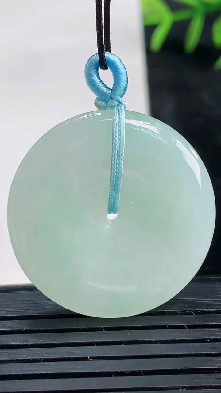 天然A货翡翠平安扣吊坠尺寸30.7-4.7重量:10.10g
3月27日