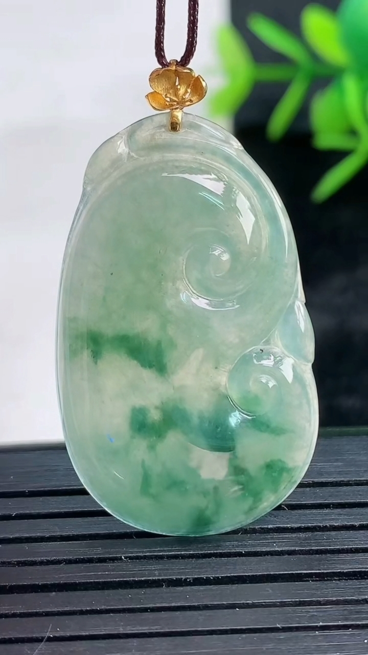 天然A货翡翠种飘花如意吊坠尺寸35.6-22-3.6重量:5.31g
3月27日