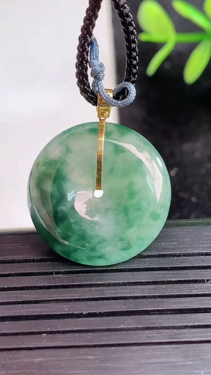 天然A货翡翠18K金飘花平安扣吊坠尺寸22.7-5.5重量:6.18g
3月27日