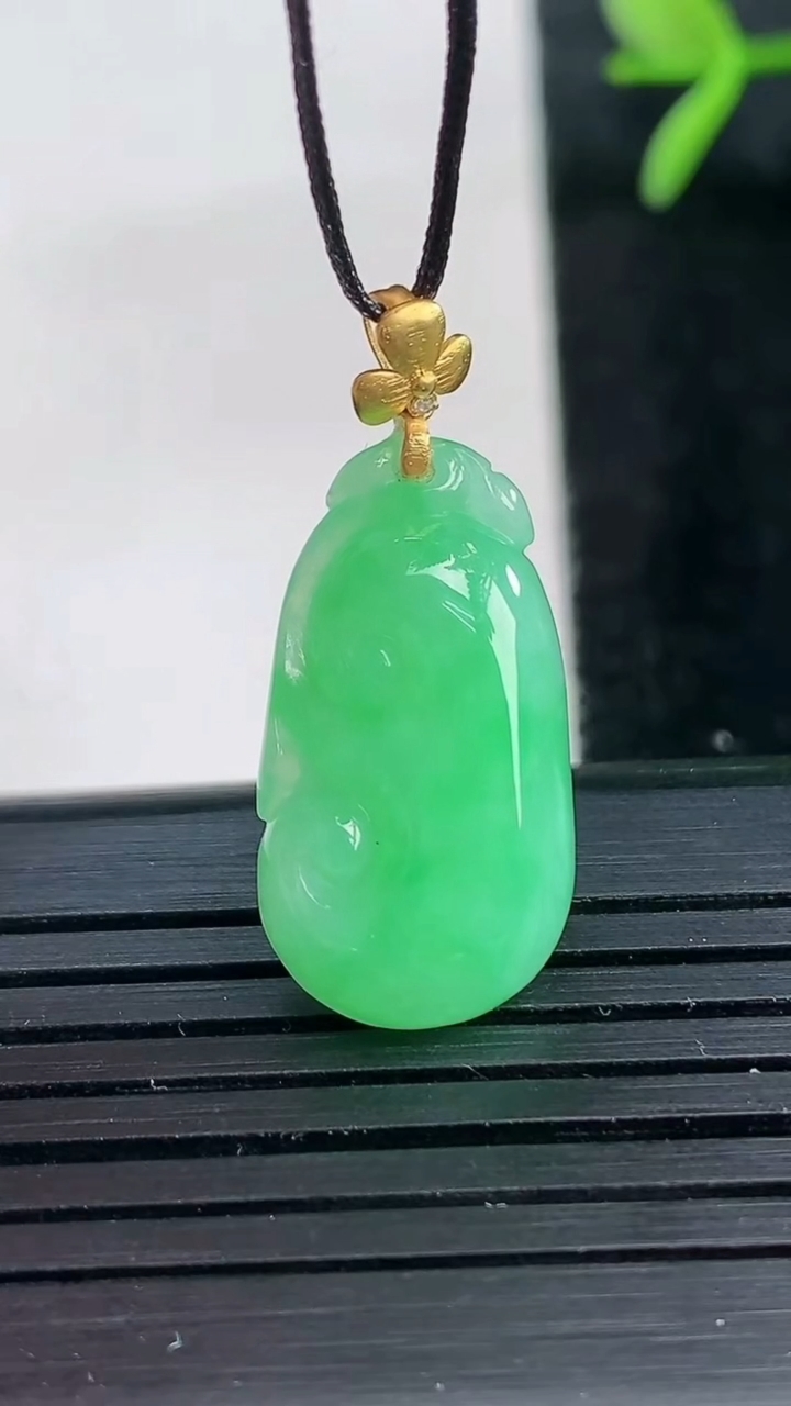 天然A货翡翠如意吊坠尺寸22.3-11.6-4.7重量:2.69g
3月27日