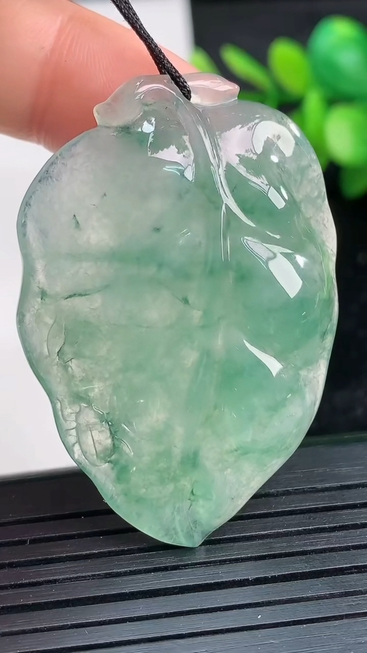 天然A货翡翠飘花金枝玉叶 叶子吊坠尺寸46.9-32.3-8.3重量:18.81g
3月27日