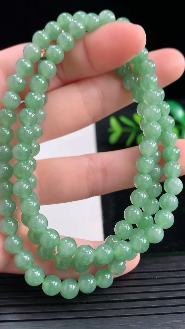 天然A货翡翠圆珠项链尺寸5.8-106颗重量:36.60g3月27日
工厂直销收藏佳品,种好水足，色泽均匀，有种有色，上手高大气！