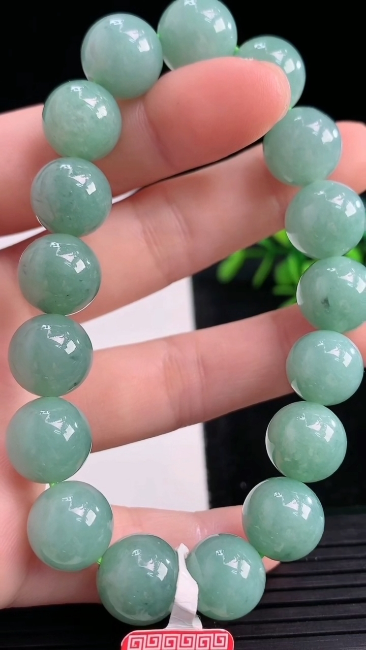 天然A货翡翠圆珠手串尺寸11-17颗重量:45.32g3月27日
工厂直销收藏佳品,种好水足，色泽均
