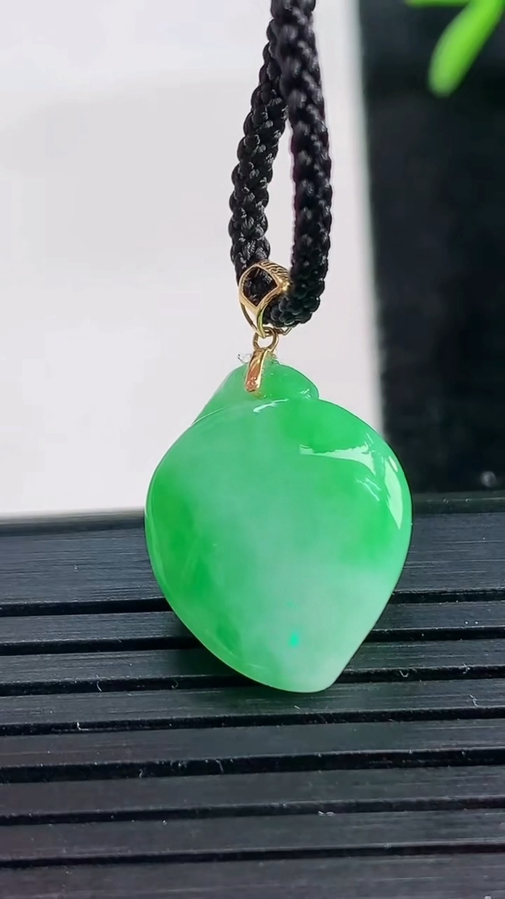 天然A货翡翠寿桃吊坠尺寸17.8-14-8.6重量:3.45g
3月27日