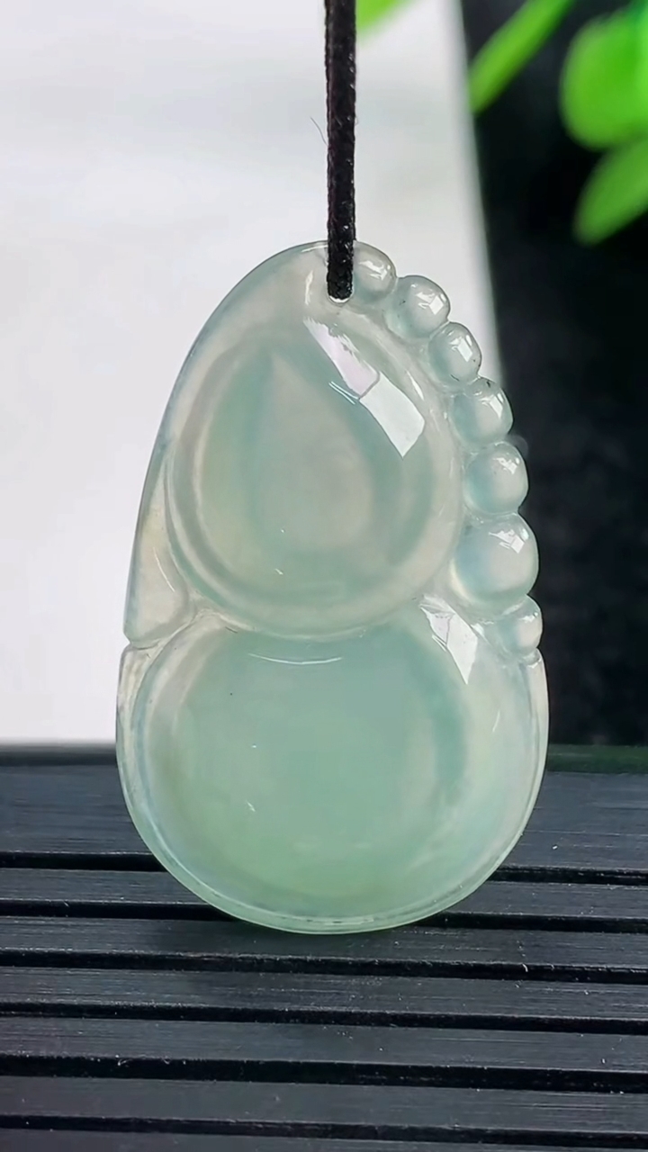 天然A货翡翠葫芦吊坠尺寸29.5-18.1-4.5重量:3.65g
3月27日