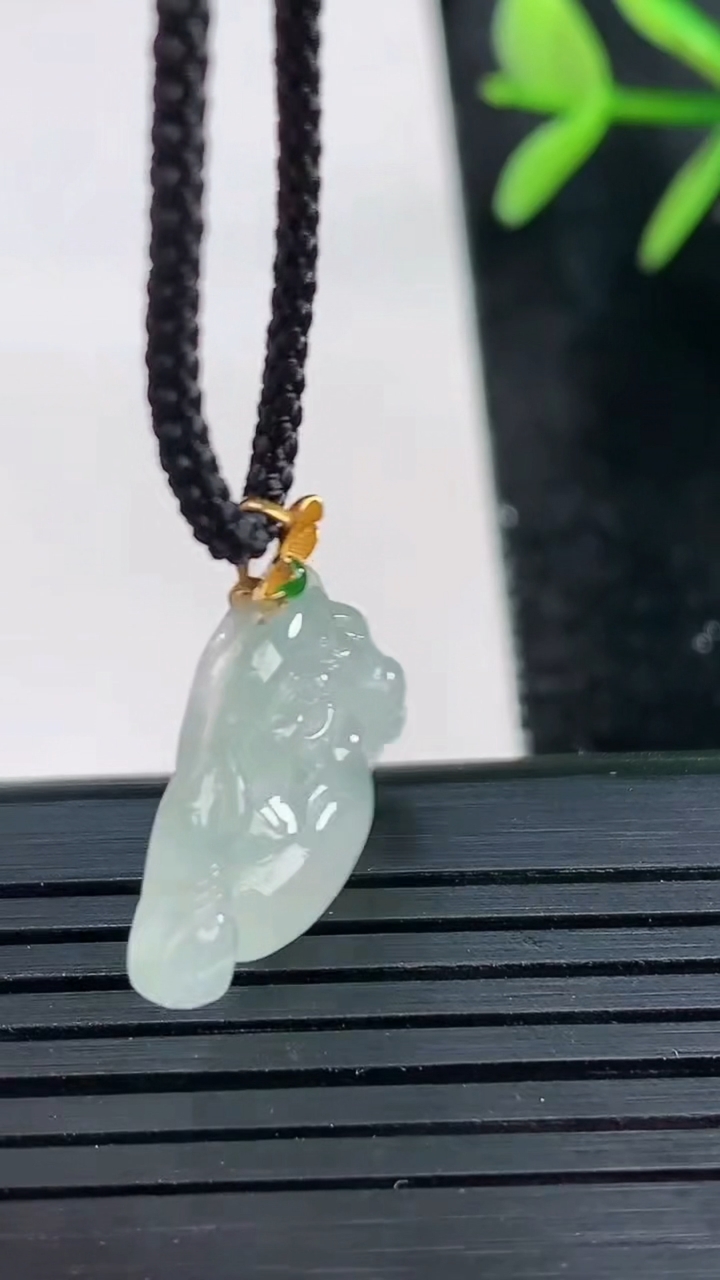 天然A货翡翠种白冰佛公吊坠尺寸15.5-22.2-4.2重量:2.35g
3月27日