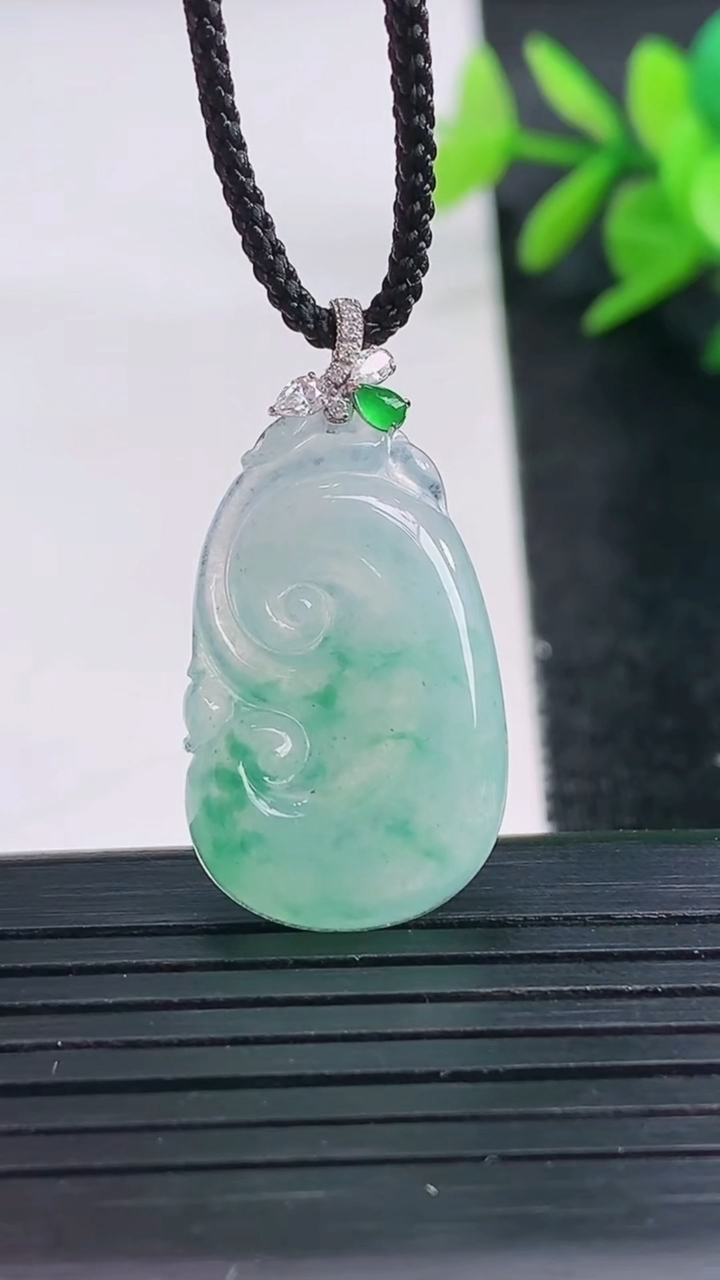 天然A货翡翠种飘花如意吊坠尺寸25.4-15.7-3.6重量:2.83g
3月27日