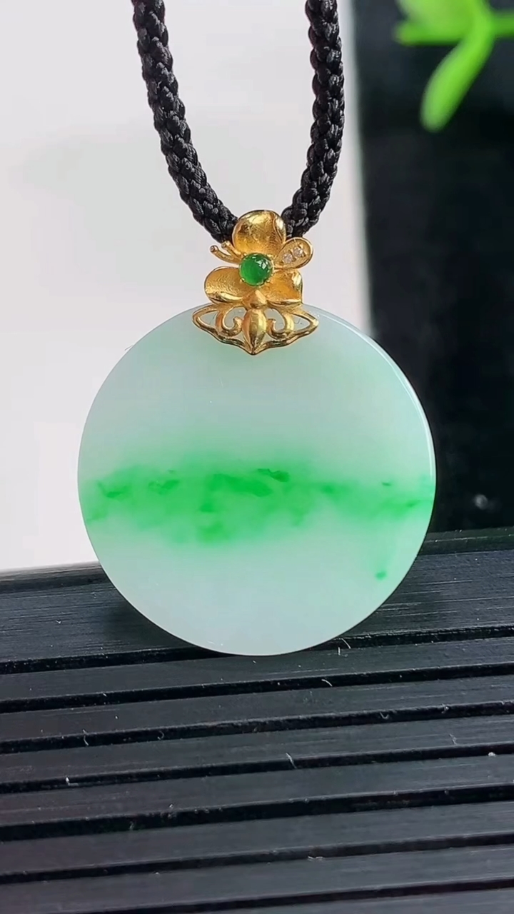 天然A货翡翠无事牌吊坠尺寸20-1.6重量:2.13g
3月27日