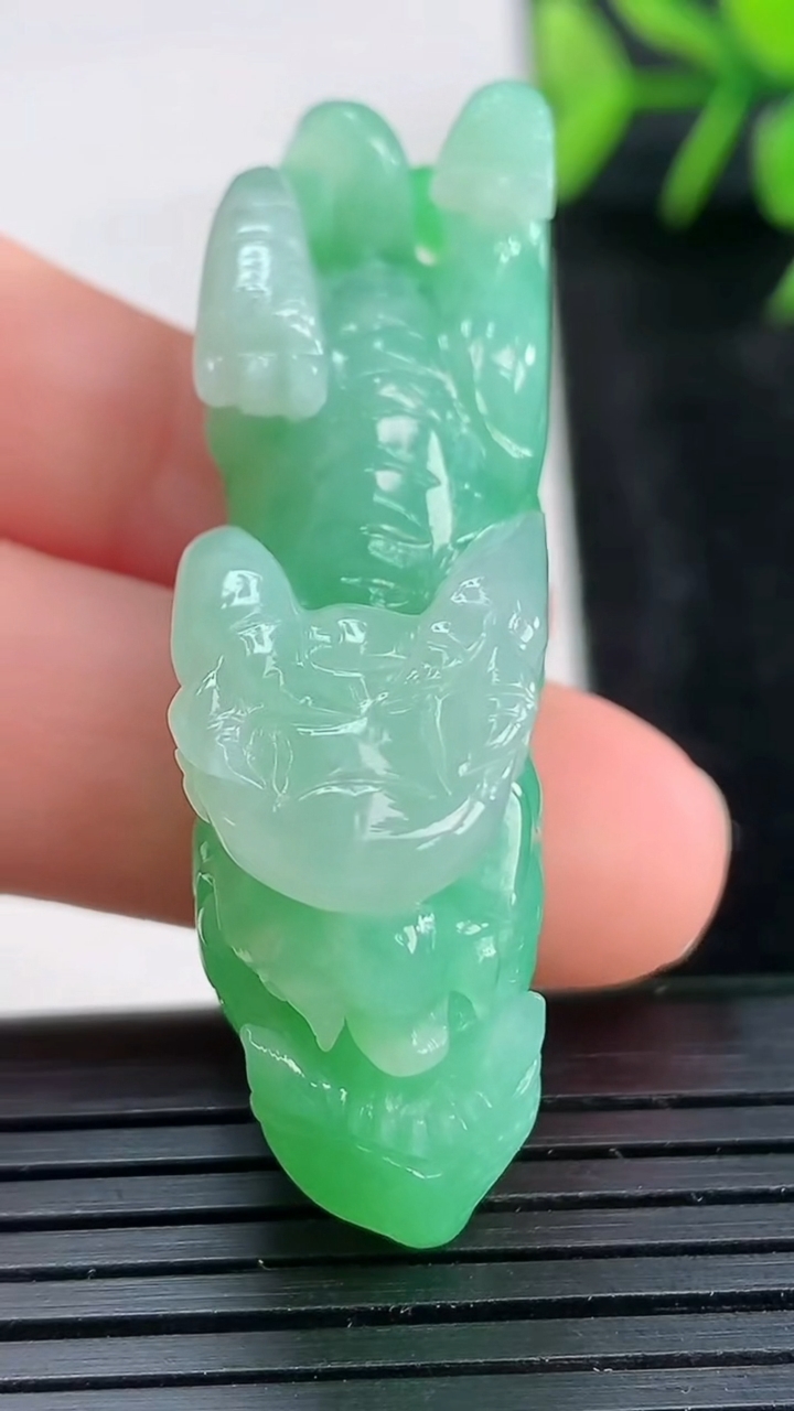 天然A货翡翠貔貅吊坠尺寸48.5-13.4-21.7重量:19.60g
3月27日