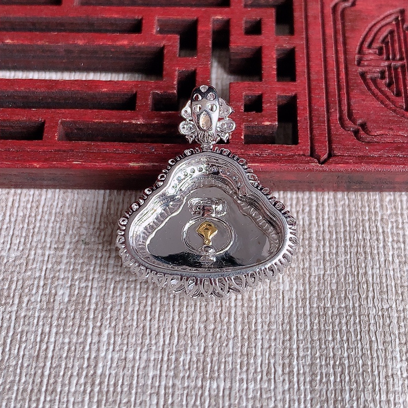 天然A货翡翠18K金伴钻镶嵌黄翡佛公吊坠 
尺寸26.6-22-8.6裸石12.2-18.8mm 重量4.00g 0326