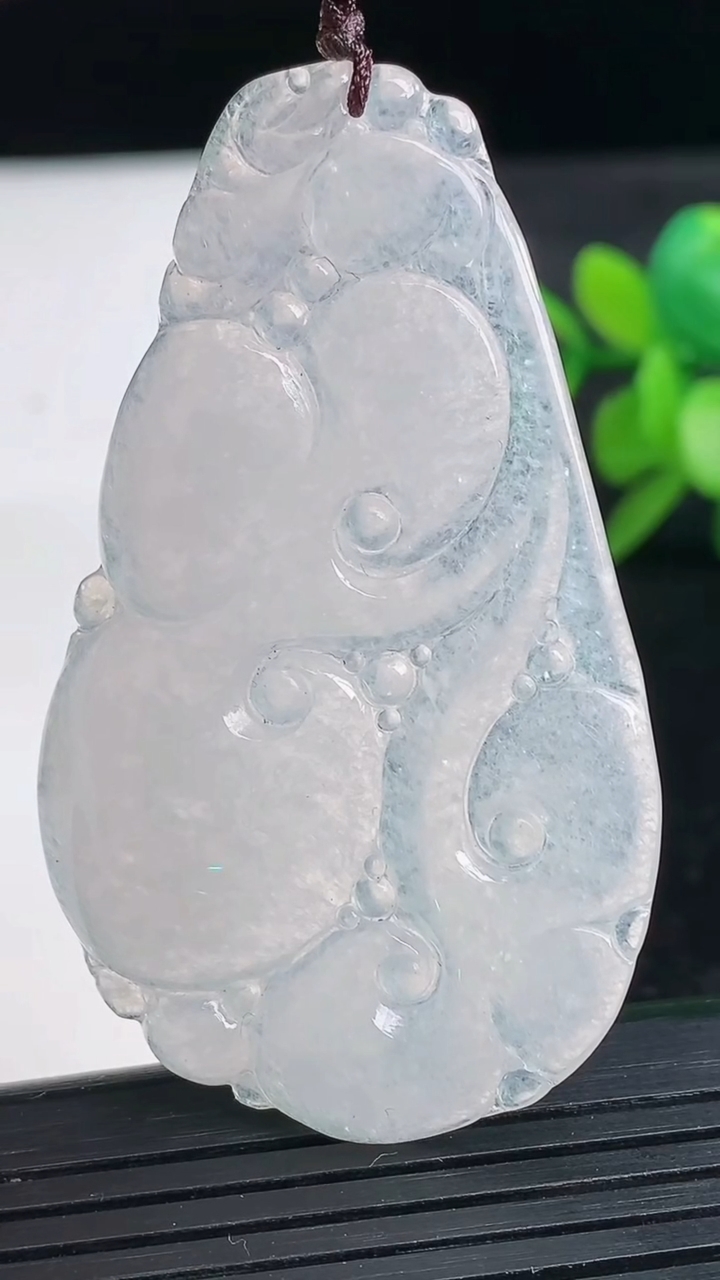 天然A货翡翠如意吊坠尺寸56.9-33.8-5.4重量:17.59g
3月27日