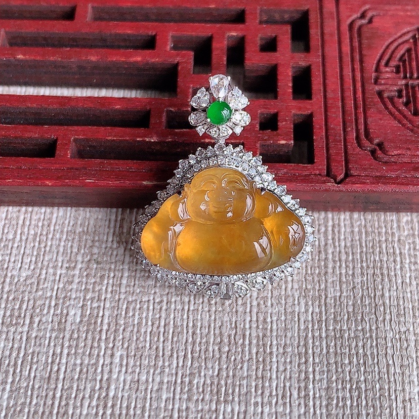 天然A货翡翠18K金伴钻镶嵌黄翡佛公吊坠 
尺寸26.6-22-8.6裸石12.2-18.8mm 重