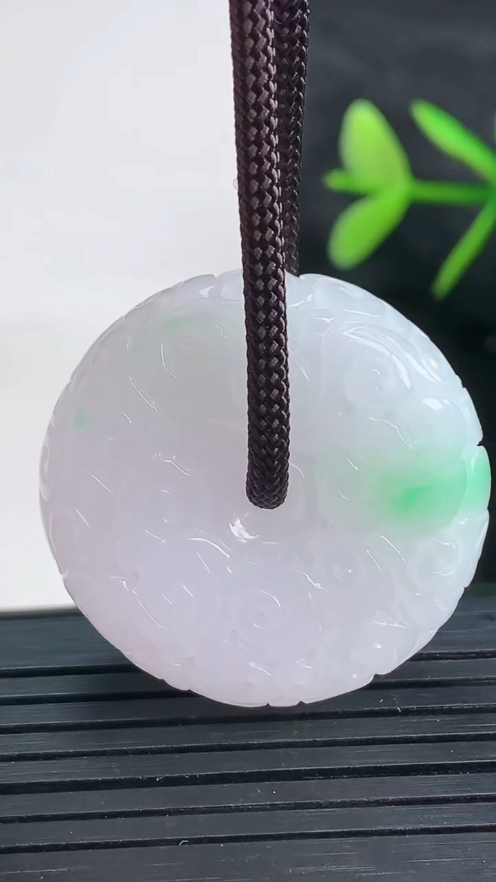 天然A货翡翠雕花平安扣吊坠尺寸29.7-10.3重量:18.21g
3月27日