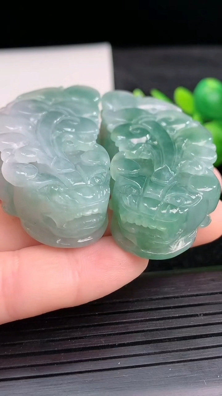 天然A货翡翠貔貅吊坠一对尺寸50.1-24.9-12重量:67.85g
3月27日