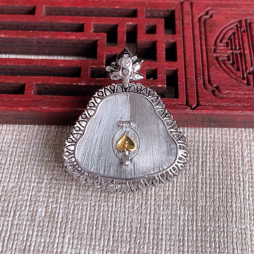 天然A货翡翠18K金伴钻镶嵌飘绿佛公吊坠 
尺寸29.6-24.2-10.8裸石15.8-21.5m