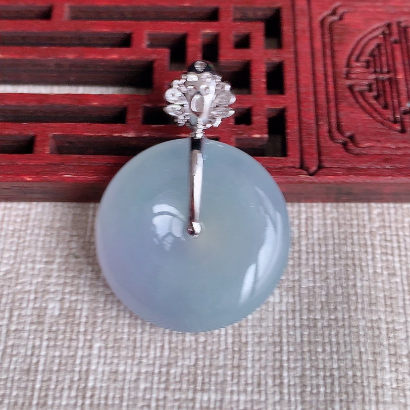 天然A货翡翠18K金伴钻镶嵌紫罗兰平安扣吊坠 
尺寸33.8-23.5-6.2mm 重量8.00g 