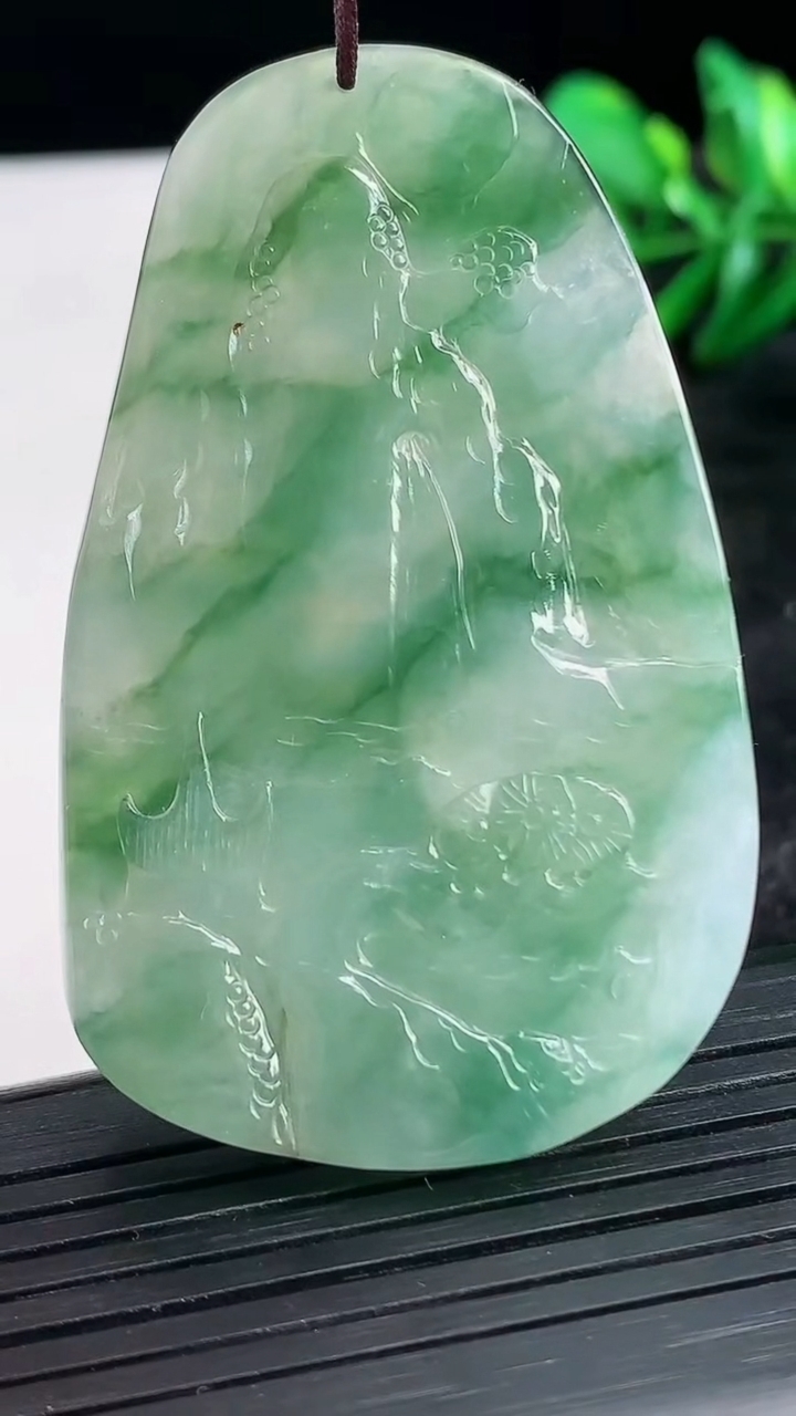 天然A货翡翠山水牌吊坠尺寸59-37-7.6重量:29.61g
3月27日