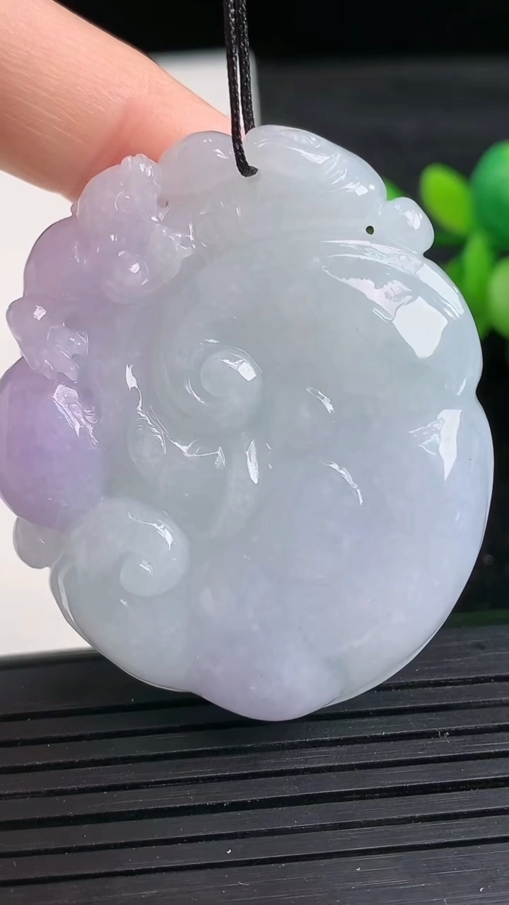 天然A货翡翠紫罗兰如意吊坠尺寸48.3-41.2-12.4重量:49.00g
3月27日