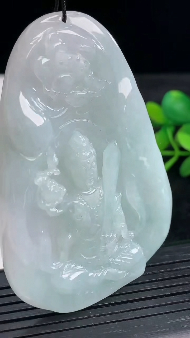 天然A货翡翠飘花虚空藏菩萨吊坠尺寸66.8-47-7.1重量:45.28g
3月27日